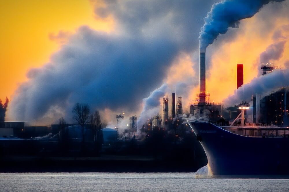 Imagen de fábricas que contaminan el aire y causan el calentamiento global