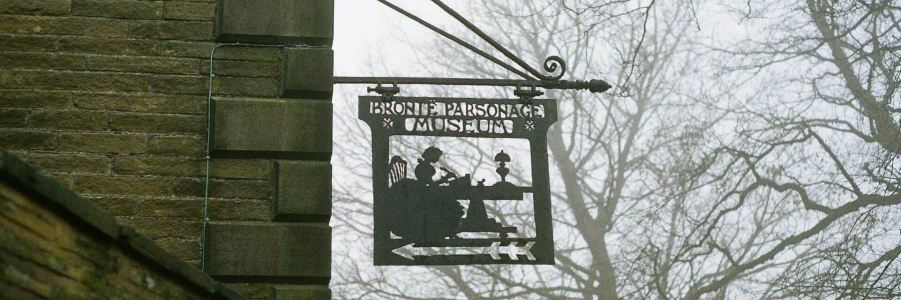 Alt text para una imagen del cartel del Museo Bronte, situado en Haworth, Inglaterra, dedicado a las famosas hermanas Bronte.